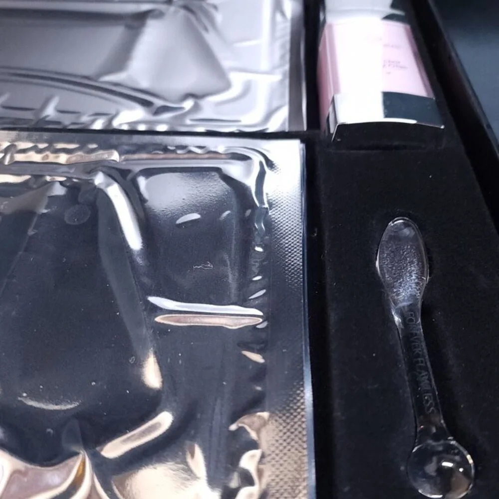 NIB FOREVER FLAWLESS NECK AND‎ CHEST BEAUTY SYSTEM